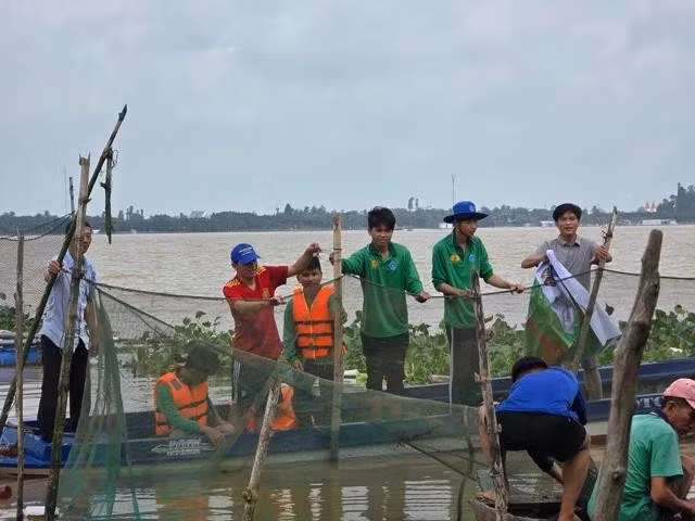 Du khách ghé trải nghiệm dỡ chà bắt cá ở khóm Tân Dân. Ảnh: Vân Trang