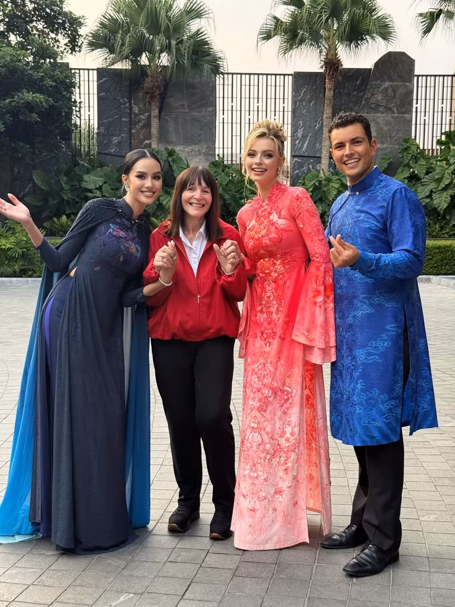 Karolina Bielawska bên cạnh đương kim Hoa hậu Thế giới Suchata Chuangsri, bà Julia Morley (người đứng đầu tổ chức Hoa hậu Thế giới) và Nam vương Thế giới 2024 Daniel Mejía