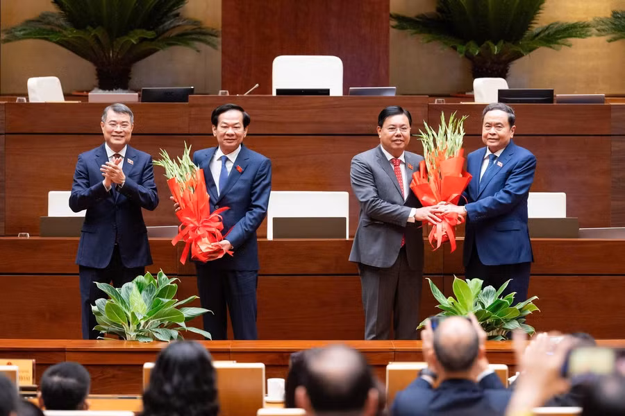 Thủ tướng Chính phủ và Chủ tịch Quốc hội tặng hoa chúc mừng ông Nguyễn Tiến Hải và ông Đỗ Thanh Bình. Ảnh: QH