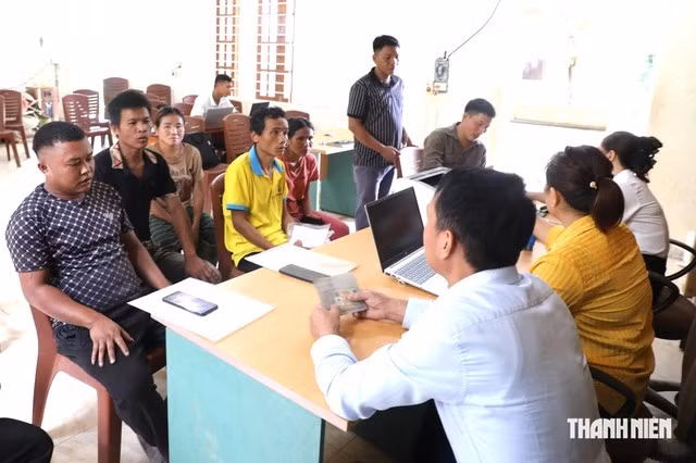 Các chuyên viên hướng dẫn và thực hiện các thủ tục hành chính cho dân