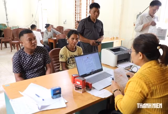 Các chuyên viên hướng dẫn và thực hiện các thủ tục hành chính cho dân
