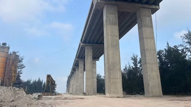Một trong 36 nhịp Super T, đoạn ở phía Nam cửa biển Thuận An.
