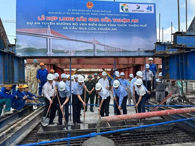 Lãnh đạo TP Huế làm lễ hợp long tại cầu qua cửa biển Thuận An.