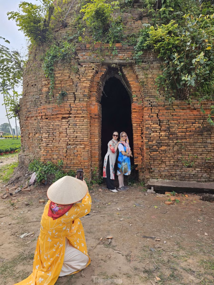 Lò gạch cũ hay người dân địa phương còn gọi là lò gạch K26 vốn nổi tiếng nhiều năm qua bởi có tuổi thọ trên 100 năm, lò gạch được giữ lại giữa cánh đồng hoa. Ảnh: Hòa Hội.