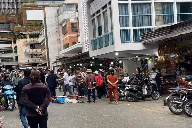 Hiện trường vụ người đàn ông nhảy từ cầu thang chợ Đà Lạt xuống đường