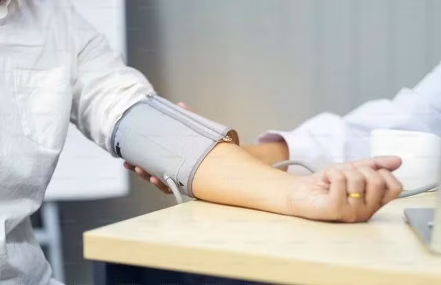 Huyết áp cao hiếm khi có triệu chứng đáng chú ý nên rất nhiều người không biết mình mắc bệnh