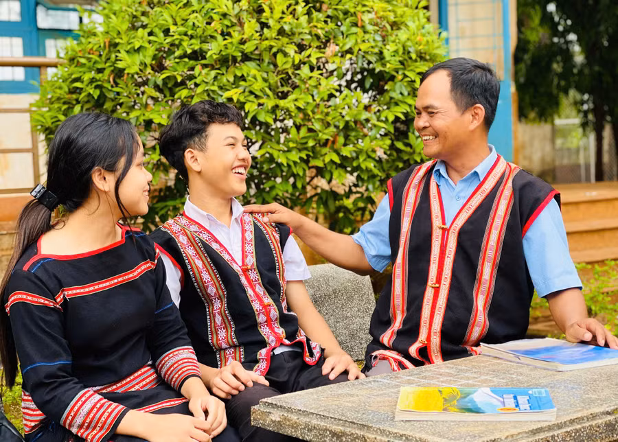 em-siu-ha-vuong-o-giua-lop-8-yeu-truong-men-ban-nho-su-quan-tam-thau-hieu-cua-thay-ksor-di-anh-td.jpg