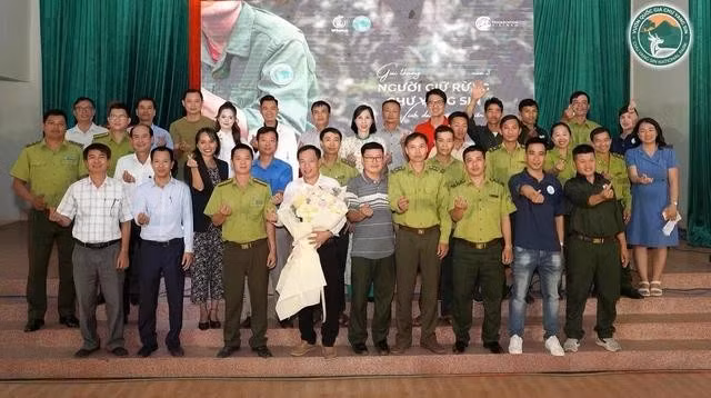 Phóng viên báo Thanh Niên chụp hình với những kiểm lâm nhận giải thưởng "Người giữ rừng Chư Yang Sin". Chị Hương (thứ 3, hàng giữa, từ phải sang) là nữ kiểm lâm duy nhất được vinh danh. Ảnh: VQG Chư Yang Sin