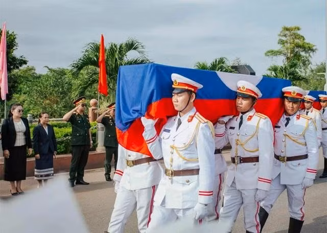 Trang trọng lễ đón hài cốt liệt sĩ quân tình nguyện và các chuyên gia VN tại cửa khẩu quốc tế Lao Bảo