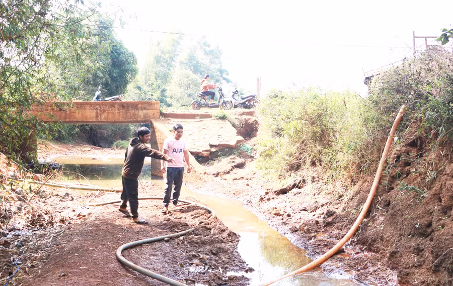 suoi-ia-breng-gan-nhu-kho-can-khong-du-cung-cap-nuoc-tuoi-cho-hang-tram-ha-cay-trong-tren-dia-ban-lang-pham-o.jpg