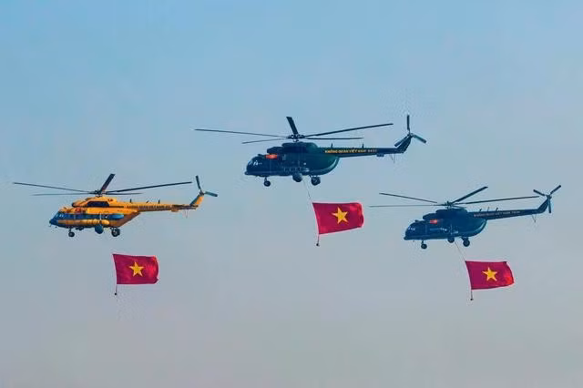 Trực thăng quân sự luyện tập bay theo đội hình treo cờ, mừng ngày lễ lớn