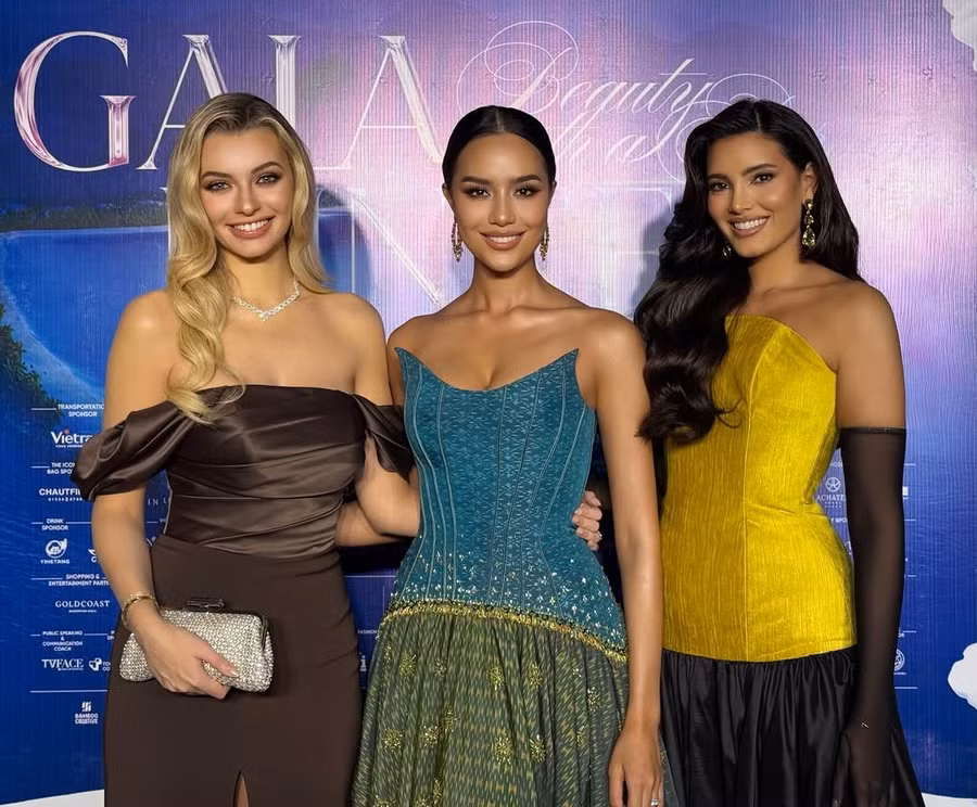 Karolina Bielawska cùng đương kim Miss World - Opal Suchata và Miss World 2016 - Stephanie Del Valle dự dạ tiệc từ thiện Beauty With a Purpose tại Nha Trang, tối 31.8. Dàn mỹ nhân này cũng sẽ góp mặt tại chung kết Hoa hậu Thế giới 2026 diễn ra vào tối 5.9 tới tại Khánh Hòa
