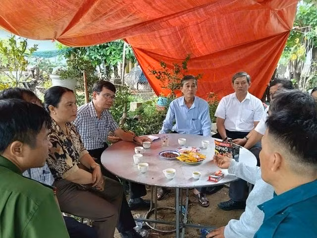 Lãnh đạo phường và các hội, đoàn thể đến thăm hỏi, động viên gia đình ngư dân bị nạn