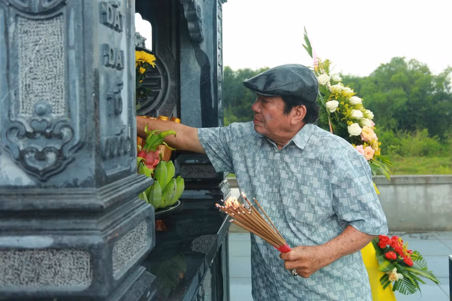 Suốt hơn nửa thế kỷ qua, ông Tuấn luôn hương khói, thờ cúng 93 liệt sĩ