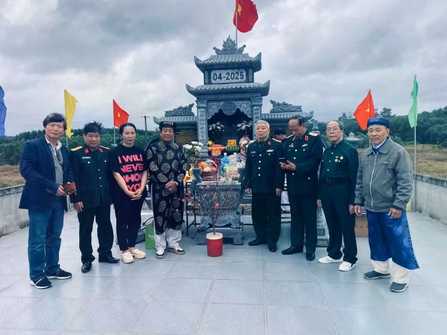 Các đoàn công tác ghé thăm, dâng hương tại đền tưởng niệm