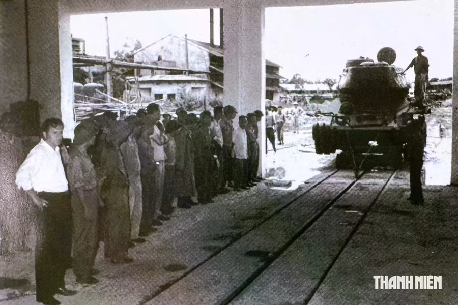 Cải tiến xe tăng T-34 thành các khí tài đặc chủng thời kháng chiến. Ảnh: Chụp lại từ Binh chủng tăng thiết giáp