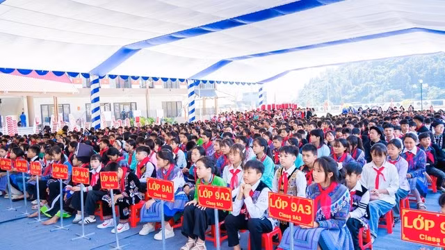 Học sinh Trường phổ thông nội trú Mường Khương chuẩn bị cho lễ khai giảng tại điểm cầu trung tâm