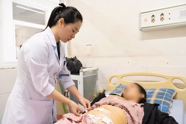Bác sĩ thăm khám bệnh nhân sau phẫu thuật