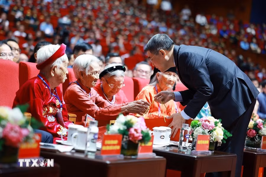 Thủ tướng Lê Minh Hưng tặng quà cho các Mẹ Việt Nam Anh hùng dự Hội nghị Tri ân người có công với cách mạng toàn quốc năm 2026. (Ảnh: Dương Giang/TTXVN)