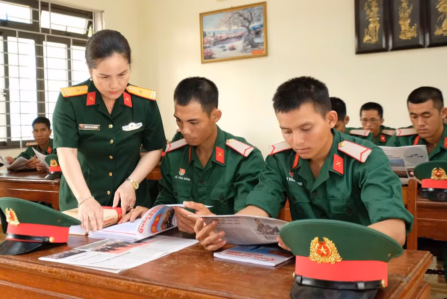 thieu-ta-tran-thi-thu-huong-huong-dan-cac-chien-si-tim-sach-bao.jpg