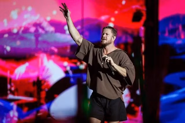 Sân khấu lập tức nóng lên khi Dan Reynolds hát những câu đầu tiên của siêu hit Thunder. Hàng ngàn khán giả phấn khích khi hòa giọng cùng anh ở phần điệp khúc đầy sôi động