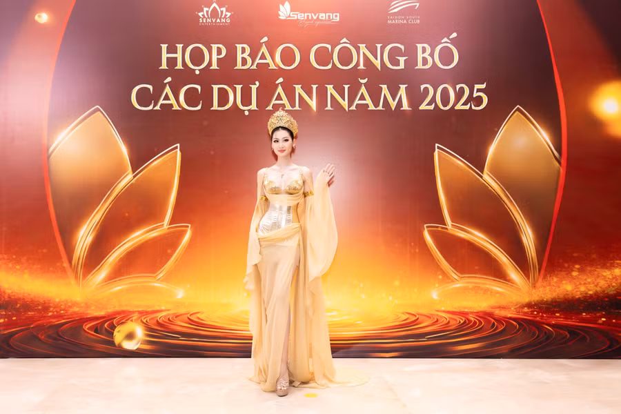 Hoa hậu Quế Anh thu hút sự chú ý với bộ trang phục cắt xẻ táo bạo, khoe sắc vóc quyến rũ. Người đẹp định hướng trở thành ca sĩ trong tương lai