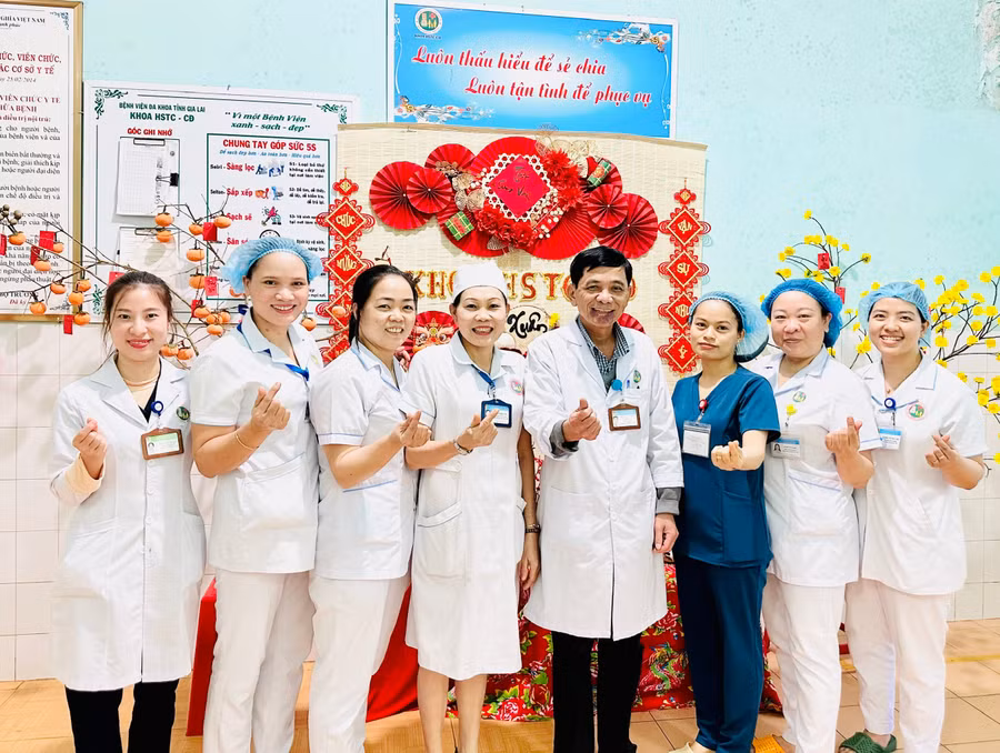 bac-si-kieu-van-buoc-chup-hinh-luu-niem-cung-cac-dong-nghiep-anh-nhu-nguyen.jpg