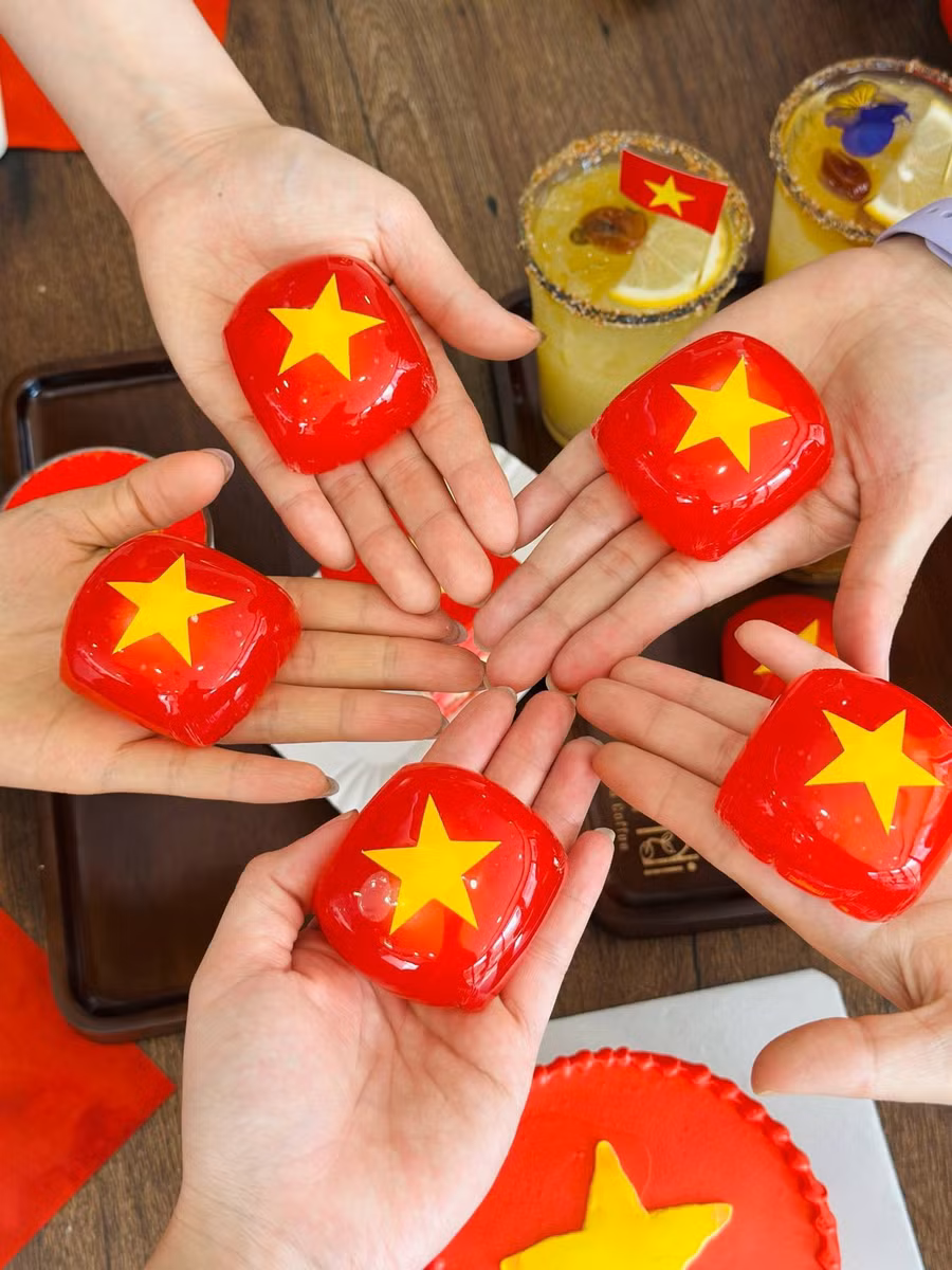 Bánh xu xê yêu nước kết hợp màu đỏ và vàng, hai màu sắc chủ đạo trên quốc kỳ Việt Nam. (Ảnh: Thu Ngọc)