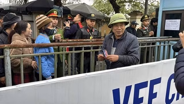 Người dân phấn khởi khi mua được vé xem đội VN đấu Indonesia
