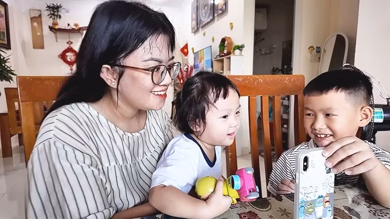 Cả nhà chị Trần Thị Phượng vui vẻ chờ cuộc gọi điện thoại của bố từ Trường Sa.