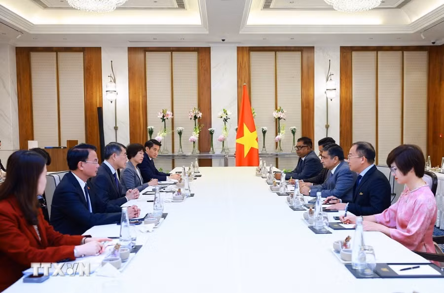 Thủ tướng Lê Minh Hưng tiếp ông Sanjay Dhawan, Phó Chủ tịch Tập đoàn ACME của Ấn Độ. Ảnh: Dương Giang/TTXVN
