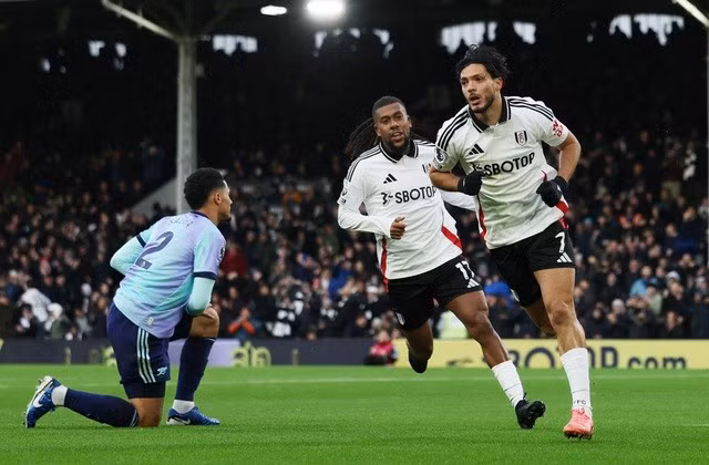 Raul Jimenez (7) ghi bàn mở tỉ số cho Fulham