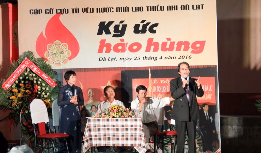 Anh hùng Lực lượng vũ trang Nhân dân Mai Thanh Minh trong một cuộc giao lưu tại Di tích quốc gia Nhà lao Thiếu nhi Đà Lạt