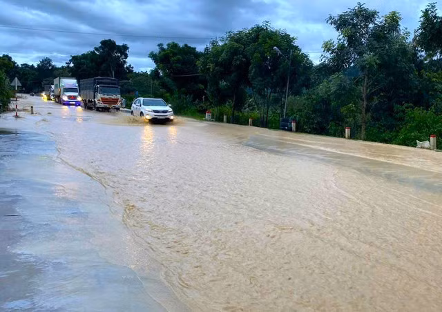 Một đoạn Quốc lộ 20 qua khu vực giáp ranh huyện Đức Trọng và huyện Di Linh bị ngập cục bộ sau mưa lớn.