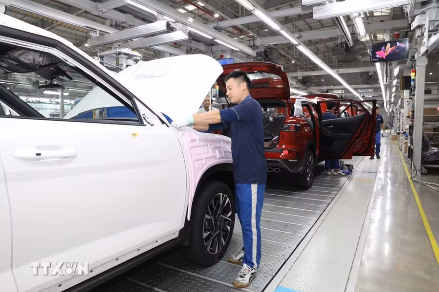 Không khí lao động tại Công ty Cổ phần Sản xuất ôtô Hyundai Thành Công Việt Nam. (Ảnh: Đức Phương/TTXVN)