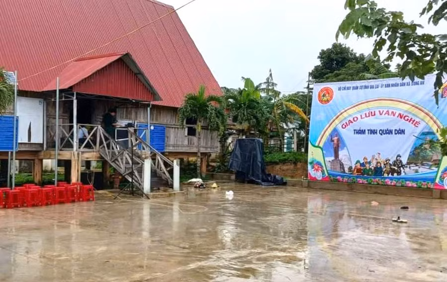 khoang-san-rong-truoc-nha-rong-lang-pot-xa-song-an-noi-dien-ra-cac-hoat-dong-le-hoi-quan-trong-cua-lang-giao-luu-van-hoa-van-nghe-luyen-tap-ky-thuat-dien-tau-cong-chieng-anh-ngoc-minh.jpg