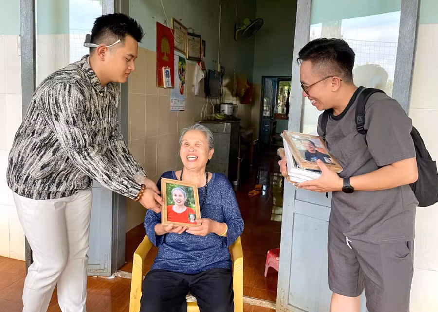 anh-nguyen-hoang-nam-bia-phai-tang-anh-chan-dung-cho-mot-nguoi-gia-neo-don-tai-trung-tam-bao-tro-xa-hoi-tong-hop-tinh-nhan-chuong-trinh-tam-anh-yeu-thuong-8252.jpg