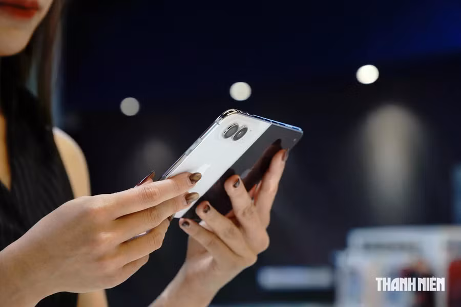 iPhone Duo tạo "cơn sốt" trên thị trường di động Việt Nam cuối tháng 10 dù mức giá cao kỷ lục. Ảnh: Anh Quân