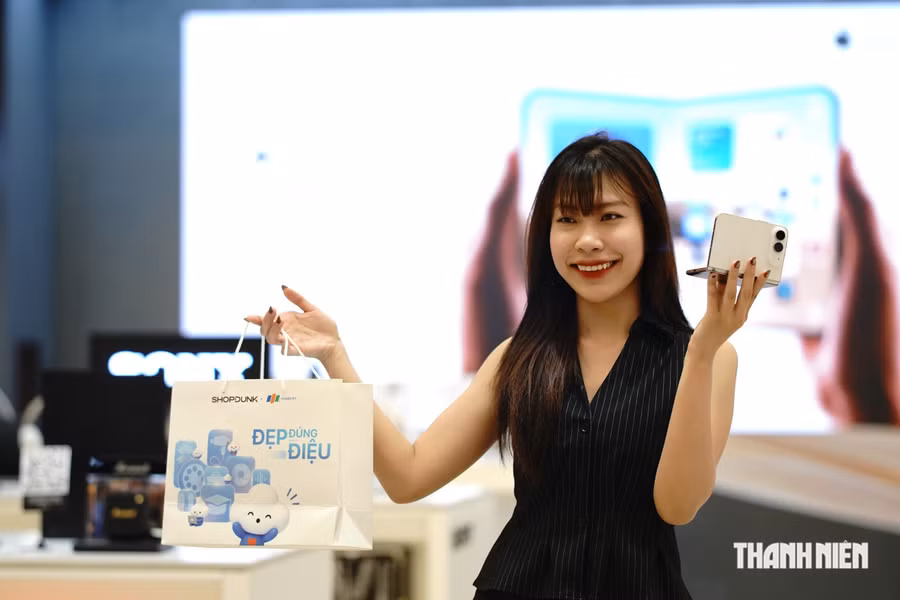 Nữ khách hàng sở hữu iPhone Duo tại Hà Nội trong ngày mở bán với giá niêm yết, còn ở thị trường thứ cấp, thiết bị được chào giá cao hơn tới 10 triệu đồng. Ảnh: Anh Quân