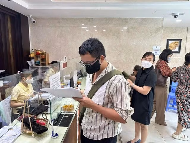 Khách đến mua vàng điền thông tin, khi nào công ty có vàng sẽ điện thoại đến mua