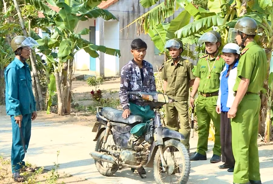 to-truong-to-tu-quan-dam-bao-trat-tu-atgt-thon-1-xa-dong-huyen-kbang-phoi-hop-voi-luc-luong-chuc-nang-nhac-nho-xu-ly-thanh-thieu-nien-tham-gia-giao-thong-khong-doi-mu-bao-hiem.jpg