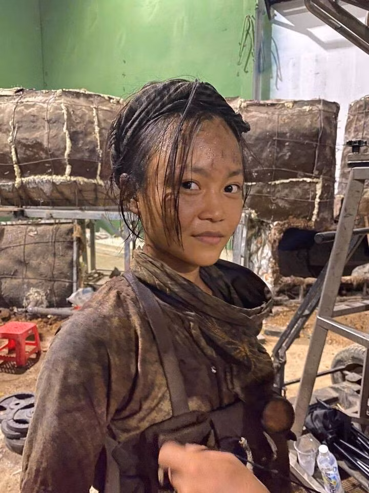 Với vóc dáng nhỏ nhắn, Khánh Ly mang đến hình ảnh một cô gái lanh lợi, đại diện cho thế hệ thanh thiếu niên lớn lên giữa lửa đạn, mang trong mình khát vọng sống, yêu thương và cả những mất mát chưa kịp gọi tên.