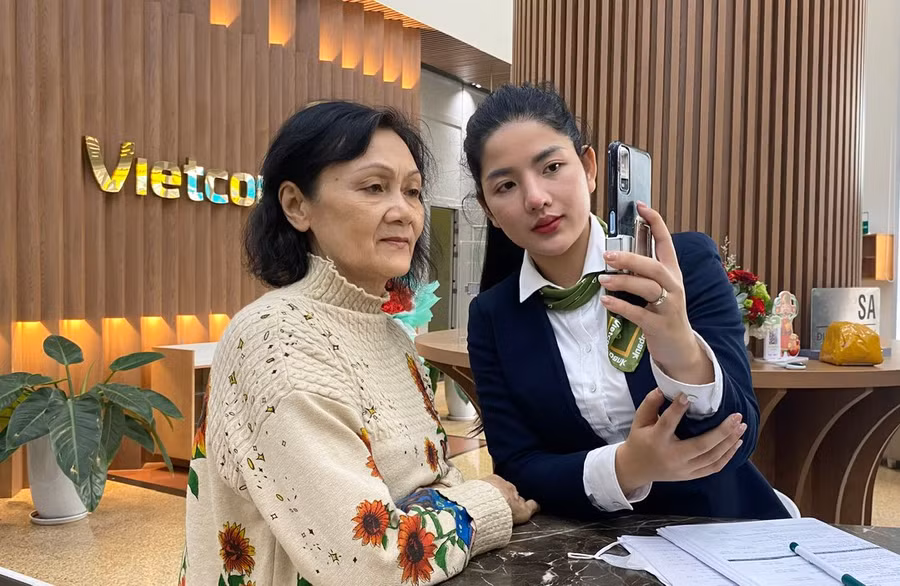 nhan-vien-vietcombank-chi-nhanh-gia-lai-ho-tro-khach-hang-thu-thap-thong-tin-sinh-trac-hoc-va-cap-nhat-giay-to-tuy-than.jpg