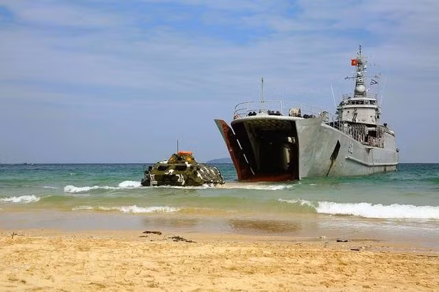 Xe thiết giáp BTR-60PB của Lữ doàn Hải quân đánh bộ 147 cơ động từ tàu đổ bộ lên thực hành đánh chiếm mục tiêu