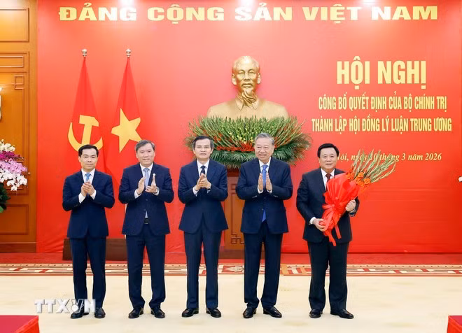 Tổng Bí thư Tô Lâm trao Quyết định của Bộ Chính trị thành lập Hội đồng Lý luận Trung ương nhiệm kỳ 2026-2031. Ảnh: Thống Nhất/TTXVN