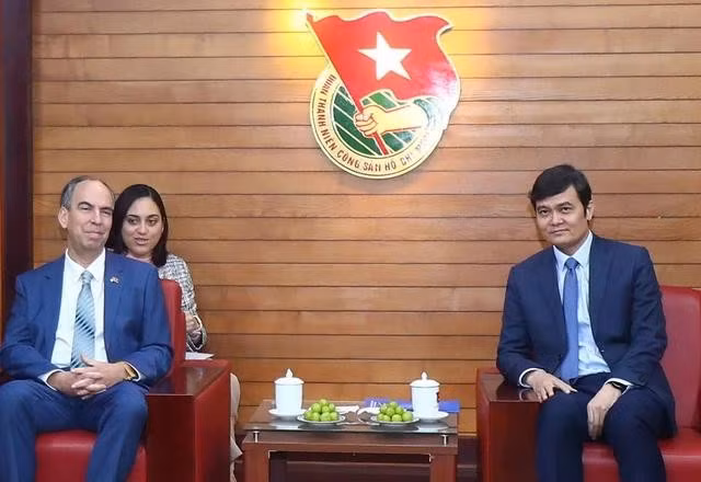 Anh Bùi Quang Huy (bìa phải) tiếp xã giao ông Rogelio Polanco Fuentes, Đại sứ Cuba tại Việt Nam