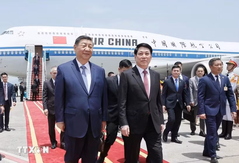 Đồng chí Lương Cường, Ủy viên Bộ Chính trị, Chủ tịch nước Cộng hòa xã hội chủ nghĩa Việt Nam đón Tổng Bí thư, Chủ tịch nước Trung Quốc Tập Cận Bình tại Sân bay quốc tế Nội Bài. (Ảnh: Lâm Khánh/TTXVN)