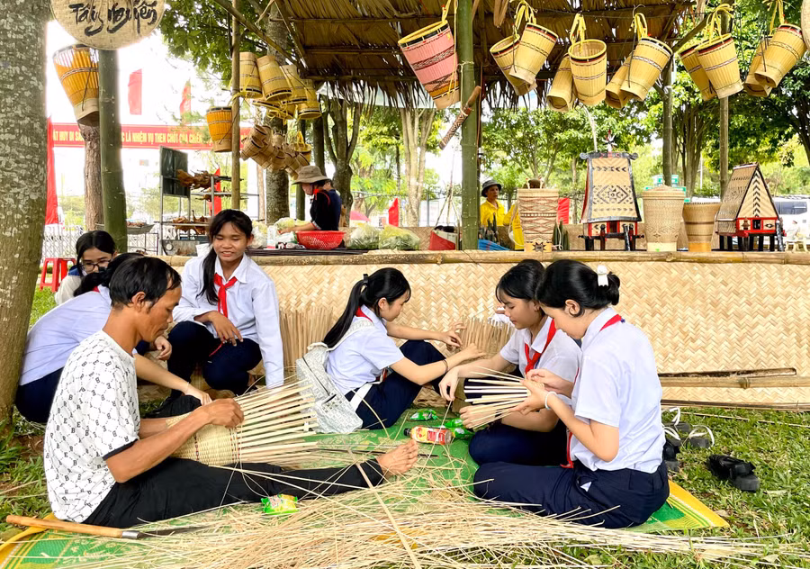 cac-em-hoc-sinh-trai-nghiem-dan-gui-voi-nghe-nhan-lang-ngom-thung-xa-ia-pet-huyen-dak-doa.jpg