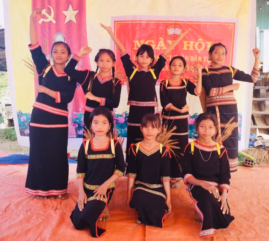 cac-em-nho-o-lang-khon-xa-ia-mo-huyen-chu-prong-hao-huc-tham-gia-ngay-hoi-dau-tien-cua-lang.jpg