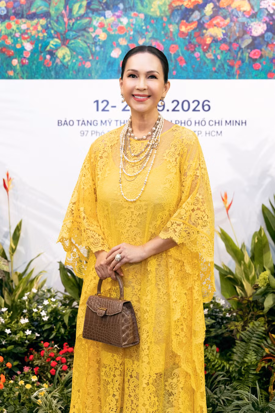 Diễn viên Diễm My 9X cũng bày tỏ sự ấn tượng với cách phối màu của Đỗ Mạnh Cường. "Nữ hoàng ảnh lịch" cho biết vẽ tranh là ước mơ từ lâu của nhà thiết kế này nên cô mong anh kiên cường và thành công trên con đường mình lựa chọn. Ảnh: Kiếng cận team